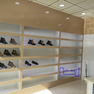 تصویر دکور مغازه کفش فروشی طراحی و ساخت شده
