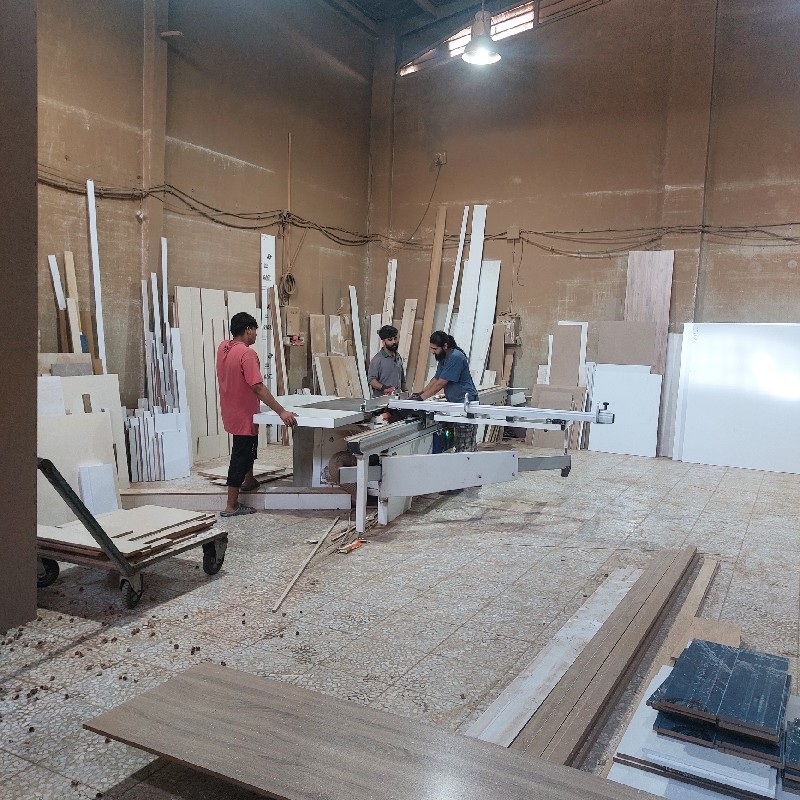 به تعدادی نیروی کار ساده جهت کار خدمات